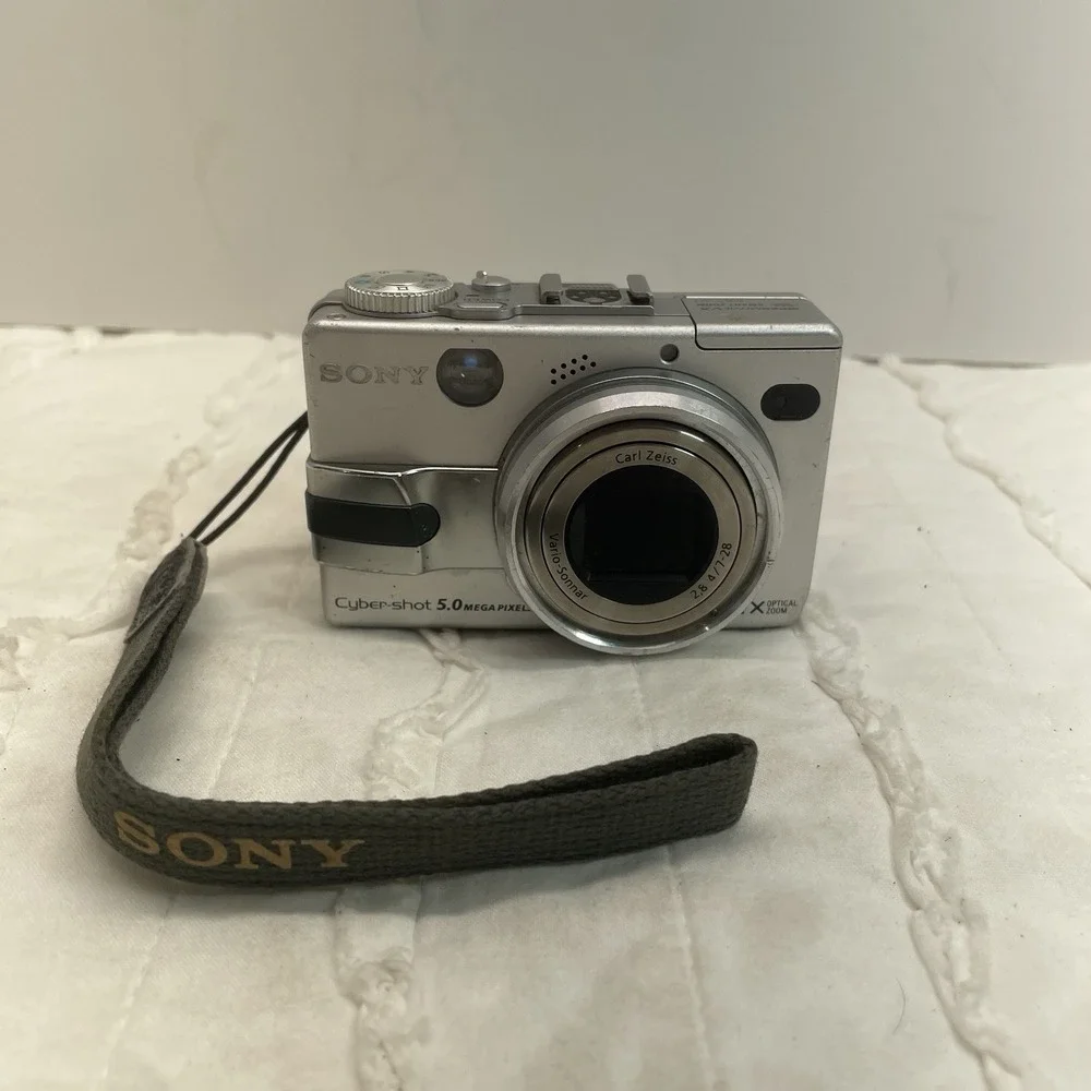 Sony‎ Digital Camera Cybershot DSC-V1 5.0MP w/Battery UNTESTED
